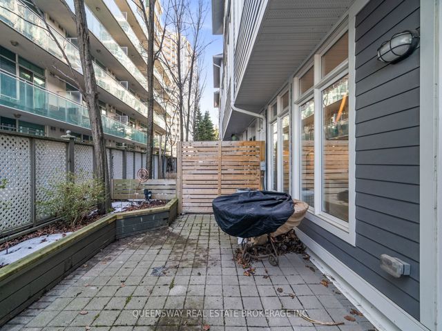 TH6 - 2067 Lakeshore Blvd