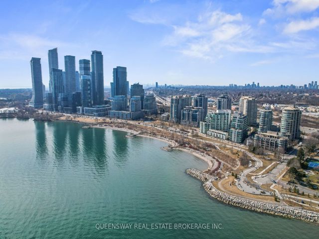TH6 - 2067 Lakeshore Blvd