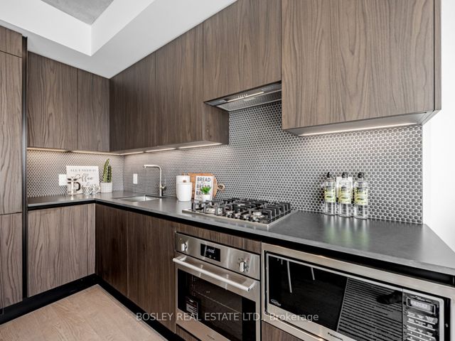 406 - 2720 Dundas St W
