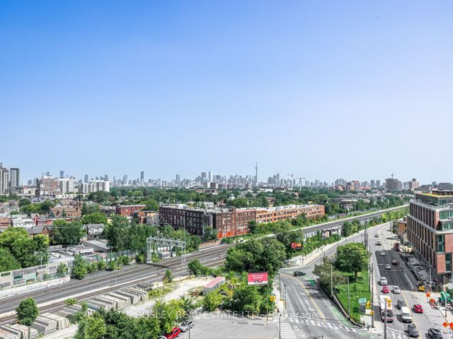 406 - 2720 Dundas St W