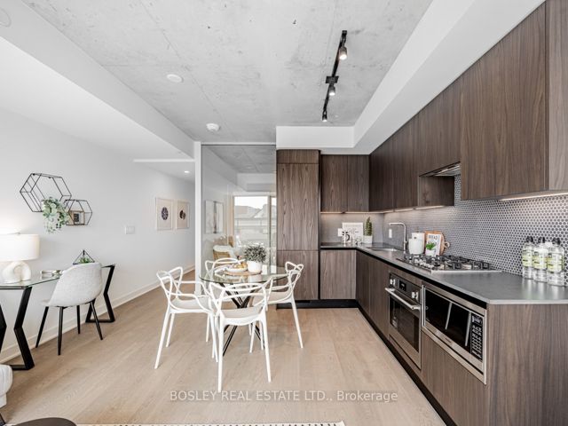 406 - 2720 Dundas St W