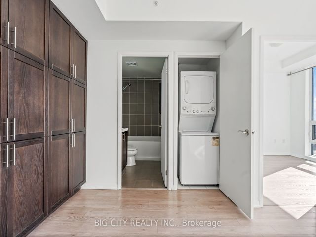 837 - 830 Lawrence Ave W
