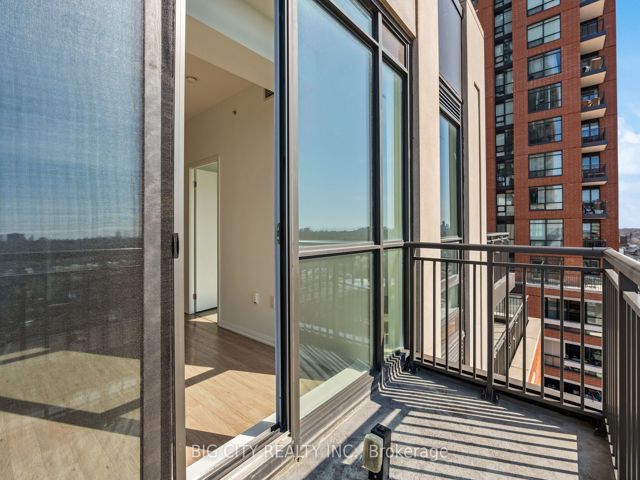 837 - 830 Lawrence Ave W