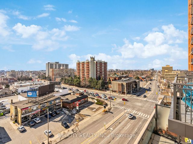 837 - 830 Lawrence Ave W