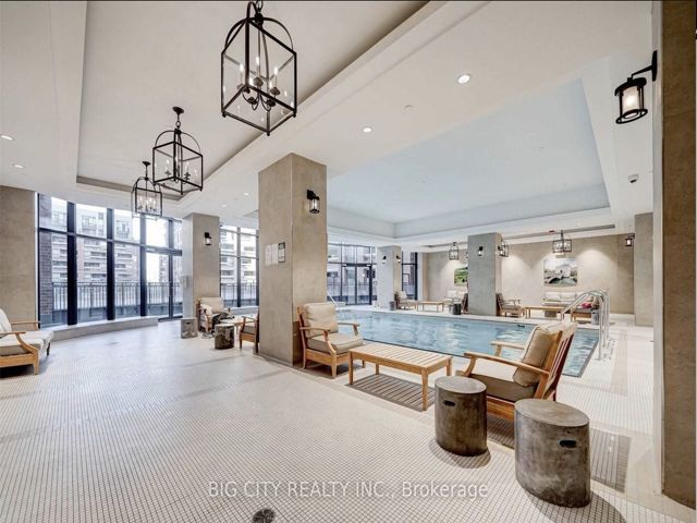 837 - 830 Lawrence Ave W