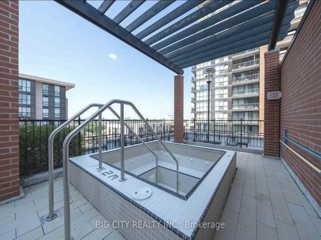 837 - 830 Lawrence Ave W