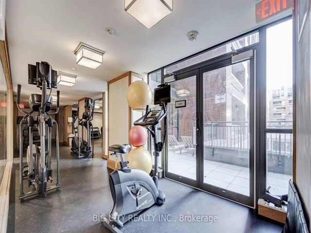 837 - 830 Lawrence Ave W