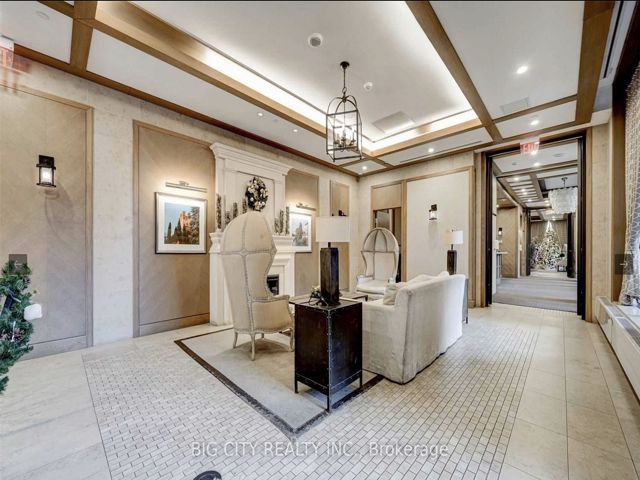 837 - 830 Lawrence Ave W