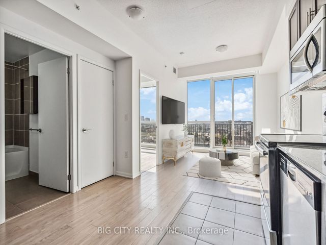 837 - 830 Lawrence Ave W