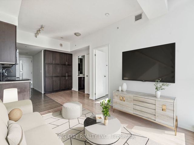 837 - 830 Lawrence Ave W