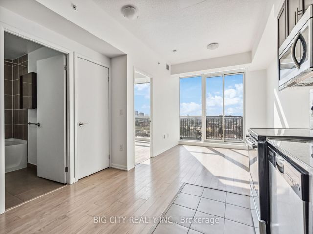 837 - 830 Lawrence Ave W