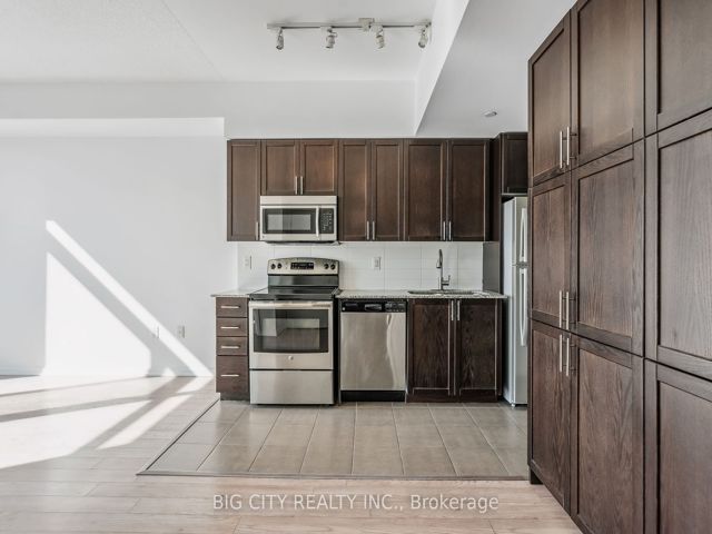 837 - 830 Lawrence Ave W