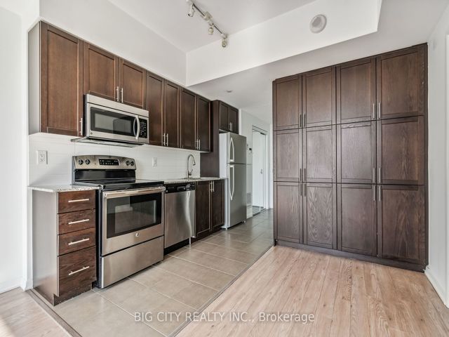 837 - 830 Lawrence Ave W