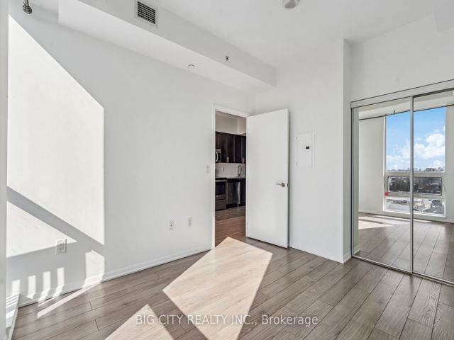 837 - 830 Lawrence Ave W