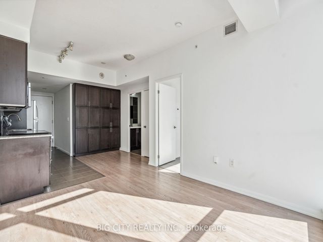 837 - 830 Lawrence Ave W