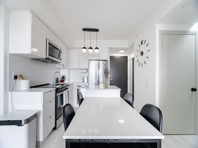 1401 - 1461 Lawrence Ave W