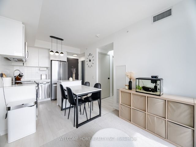 1401 - 1461 Lawrence Ave W