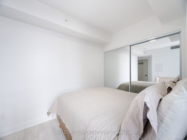 1401 - 1461 Lawrence Ave W
