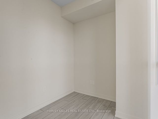 1002 - 38 Annie Craig Dr