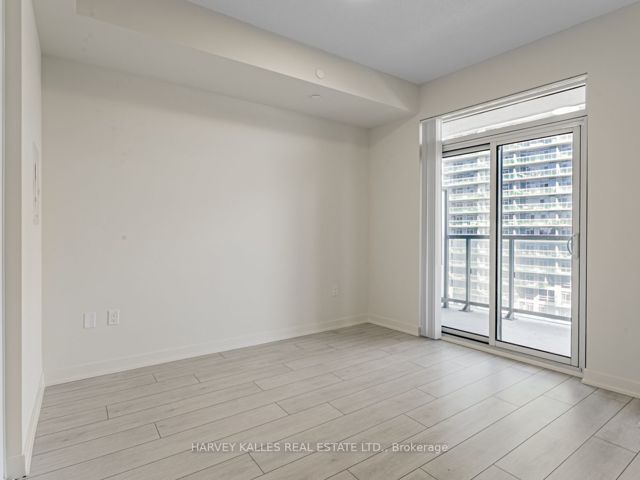 1002 - 38 Annie Craig Dr