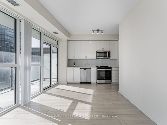 1002 - 38 Annie Craig Dr