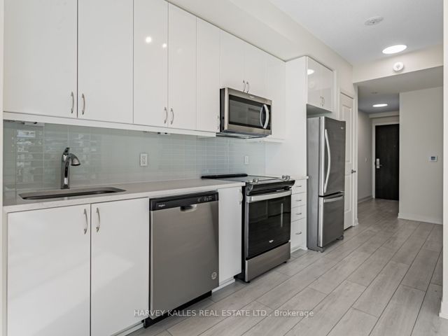1002 - 38 Annie Craig Dr