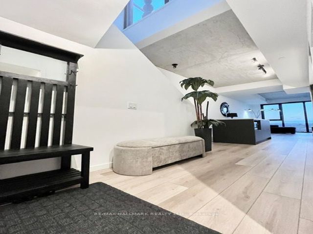 PH807 - 7 Smith Cres