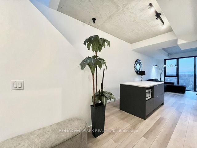 PH807 - 7 Smith Cres