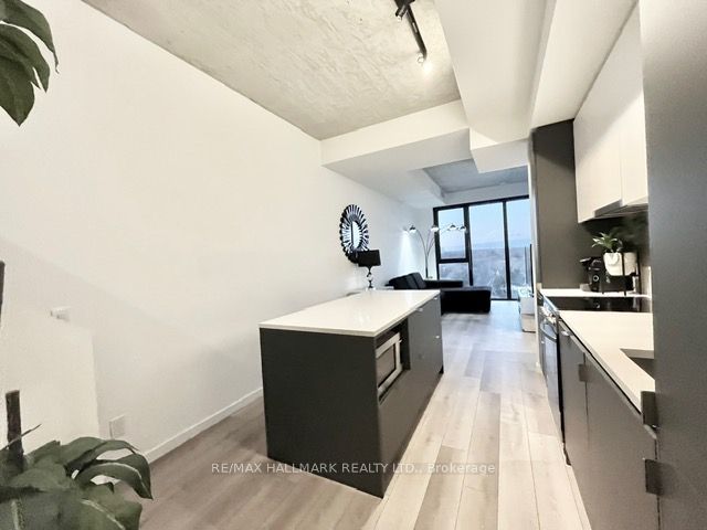 PH807 - 7 Smith Cres