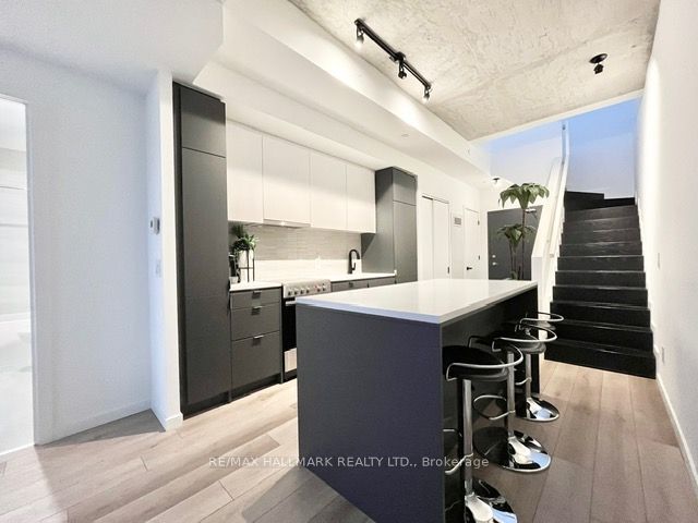 PH807 - 7 Smith Cres