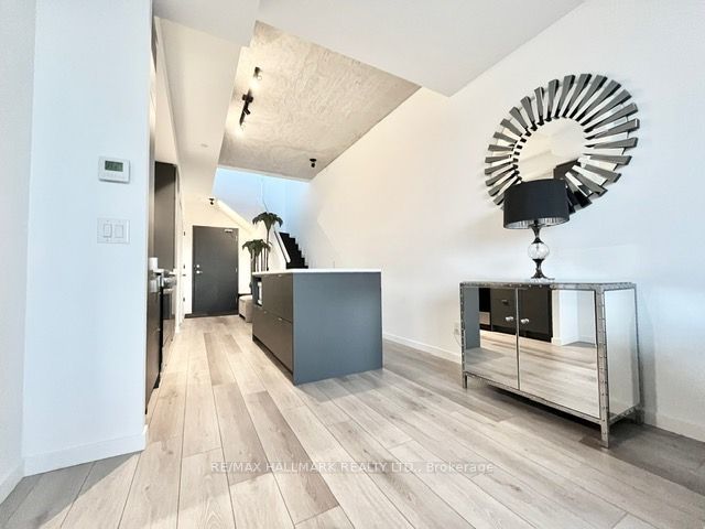 PH807 - 7 Smith Cres