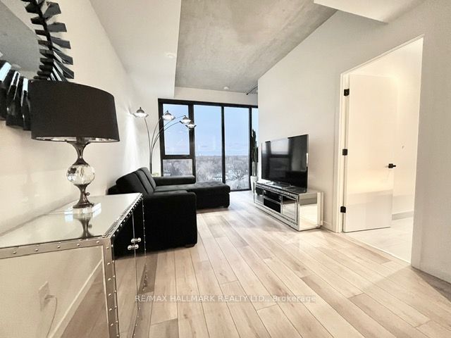 PH807 - 7 Smith Cres