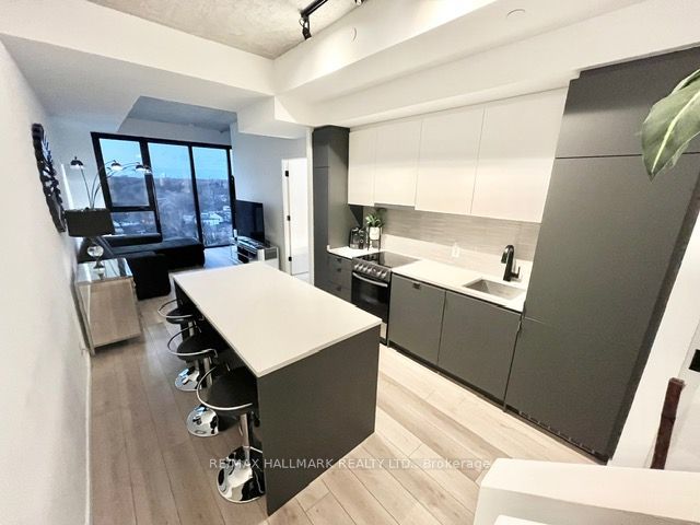 PH807 - 7 Smith Cres