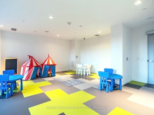 PH807 - 7 Smith Cres