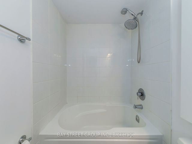 6 - 175 William Duncan Rd
