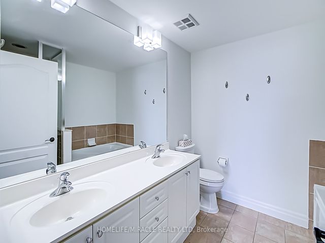 606 - 2119 Lakeshore Blvd W
