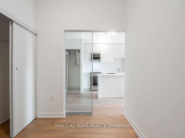 606 - 2433 Dufferin St
