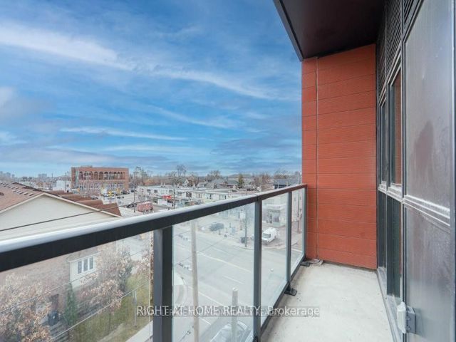 606 - 2433 Dufferin St