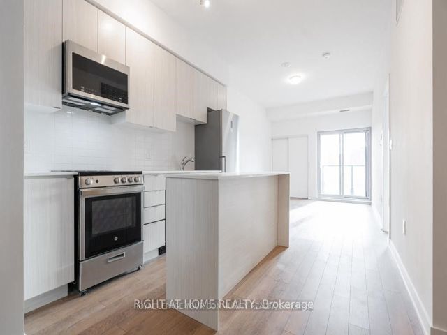 606 - 2433 Dufferin St