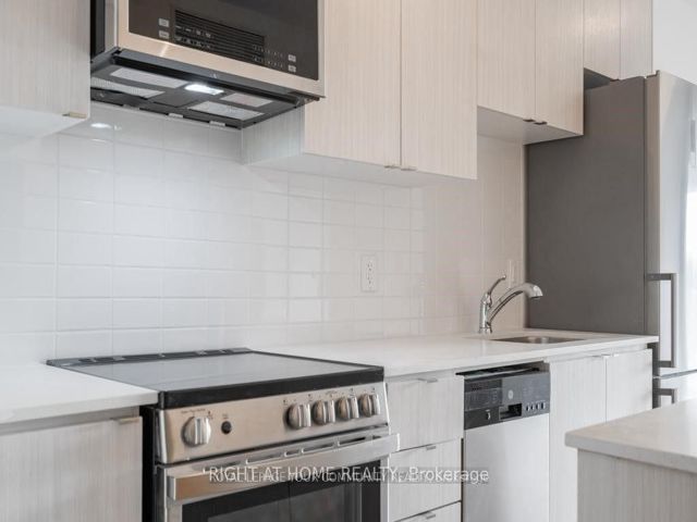 606 - 2433 Dufferin St