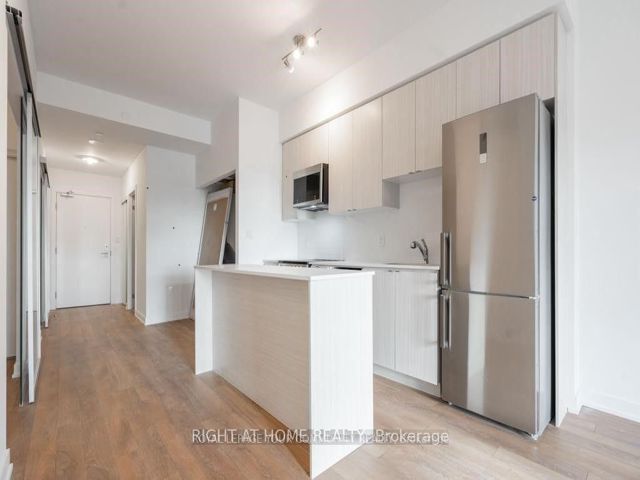 606 - 2433 Dufferin St
