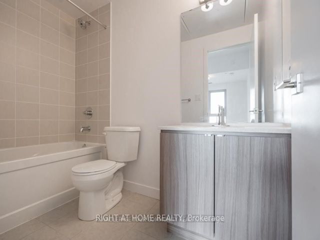 606 - 2433 Dufferin St