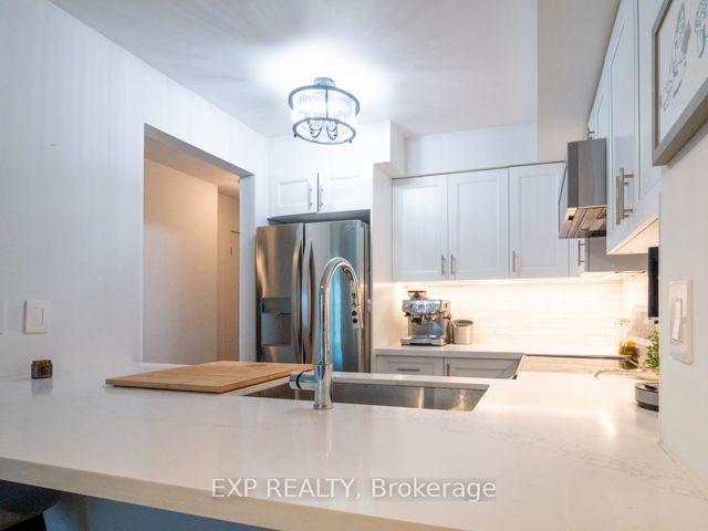 501 - 2111 Lakeshore Blvd W