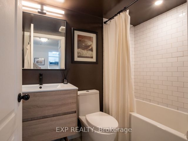 501 - 2111 Lakeshore Blvd W