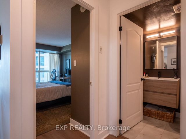 501 - 2111 Lakeshore Blvd W