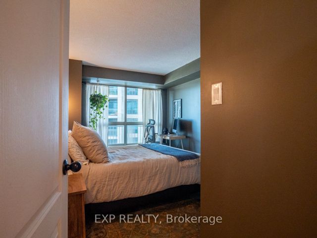 501 - 2111 Lakeshore Blvd W