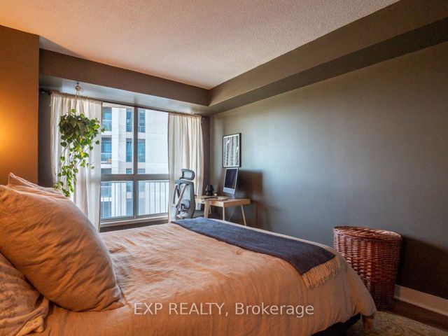 501 - 2111 Lakeshore Blvd W
