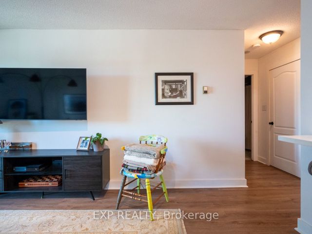 501 - 2111 Lakeshore Blvd W