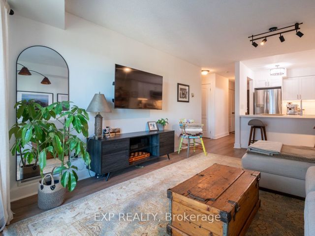 501 - 2111 Lakeshore Blvd W