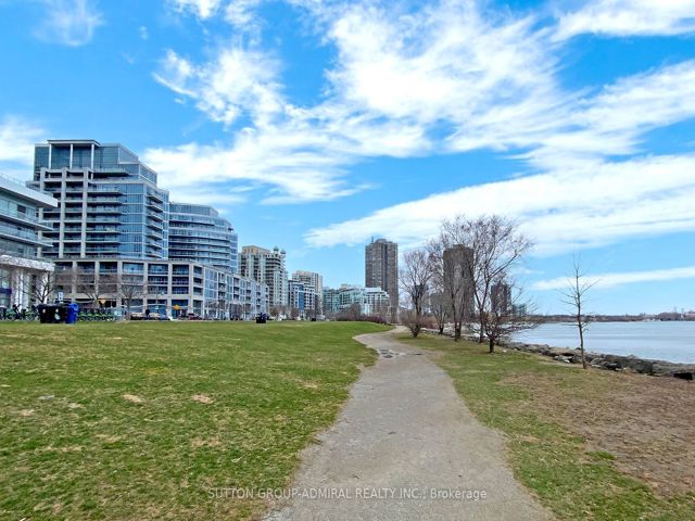 221 - 39 Annie Craig Dr